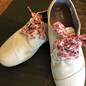 TOMS woman’s white linen Paseos sneakers Sz 9